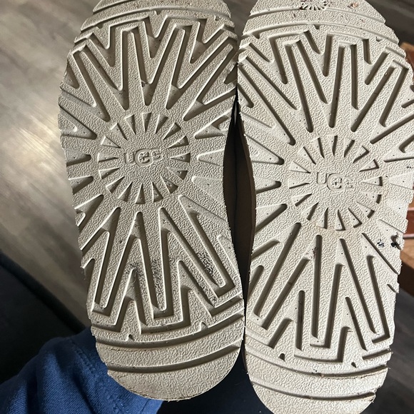 UGG slippers size 6 - Picture 7 of 7